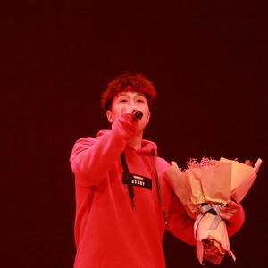 18少爷KTV被Gay囗互
